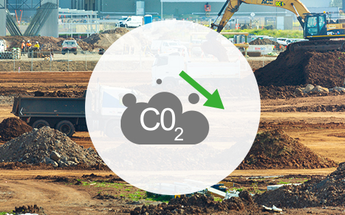 Chantier avec icone de CO2 illustrant l'évitement des émissions de GES lors de l'évacuation terres et déchets