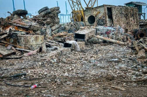 Débris de gravats illustrant l'évacuation déchets dangereux de chantier